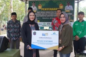 Bupati Nunukan Bagikan Paket Sembako dan Bingkisan Lebaran Kepada Pekerja Lapangan DLH