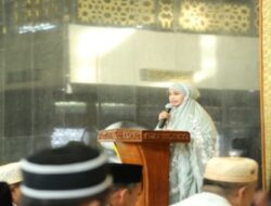 Bupati Laura Laksanakan Sholat Idul Fitri Bersama Masyarakat di Islamic Center