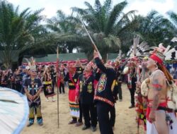 Menembak Bendera Merah, Potong Babi, dan Bermain “Trampoline” Prosesi Adat Agog Da Ulung Buaya Dalam Ilau Dayak Okolod Ke 9 Di Kecamatan Lumbis