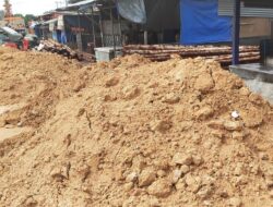 Patroli Rutin, Satpol PP Temukan Material Bangunan di Bahu Jalan Lingkar