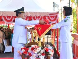 Upacara Penurunan Bendera, Indah Ramadhani Bertugas Membawa Baki Duplikat Bendera Pusaka