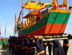 Hadiri Puncak Iraw Tengkayu Ke – XIII Kota Tarakan di Pantai Amal, Asisten Syafarudin Ikuti Prosesi Penurunan Padaw Tuju Dulung