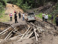 Wagub Ingkong Ala Tinjau Jalan Rusak di Perbatasan Apau Kayan