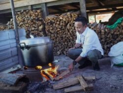 Duduk Melantai, Wabup Hermanus Bantu Ibu – Ibu Memasak