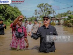 Bupati Tinjau Lokasi Banjir, Himbau Warga Tetap Waspada