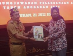 Wabup Hermanus, S.Sos Menyerahkan Nota Penjelasan Bupati Nunukan Atas Raperda Tentang RPJMD Tahun 2025- 2029 Dalam Sidang Paripurna Ke- 6