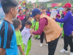 Dari Dataran Tinggi Krayan, Bupati Irwan Sabri Bagikan Seragam Sekolah Gratis Buat Siswa SD dan SMP 