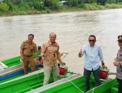 Pesan Wabup, Hermanus Saat Serahkan Perahu Ketinting Kepada Kelompok Masyarakat