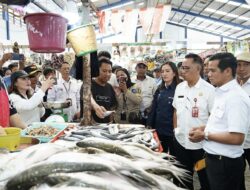 Jelang Nataru, Bupati Nunukan Tinjau Harga dan Stok Sembako di Pasar dan Pelabuhan