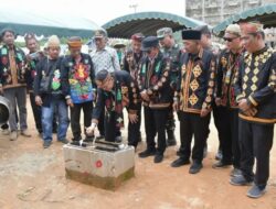 Tari-Tarian Yanti Pulu Ramaikan Peresmian Rumah Adat Suku Dayak Tenggalan