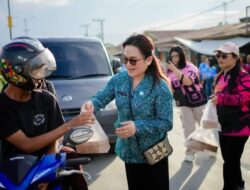 Ketua TP PKK Bersama Sejumlah Organisasi Wanita Membagikan Takjil