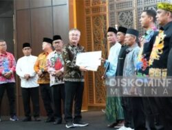 Bupati Malinau Serahkan Hadiah Lomba Takbir Keliling pada Acara Halal Bihalal
