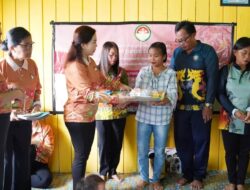 DHARMA WANITA MALINAU TEBAR KEPEDULIAN DAN CERIA BELAJAR BERSAMA ANAK- ANAK SESA PUNAN BENGALUN