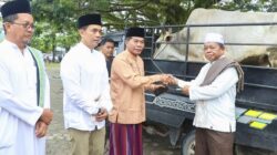 Gubernur Salat Iduladha Bersama Warga, Serahkan Hewan Kurban untuk Masyarakat